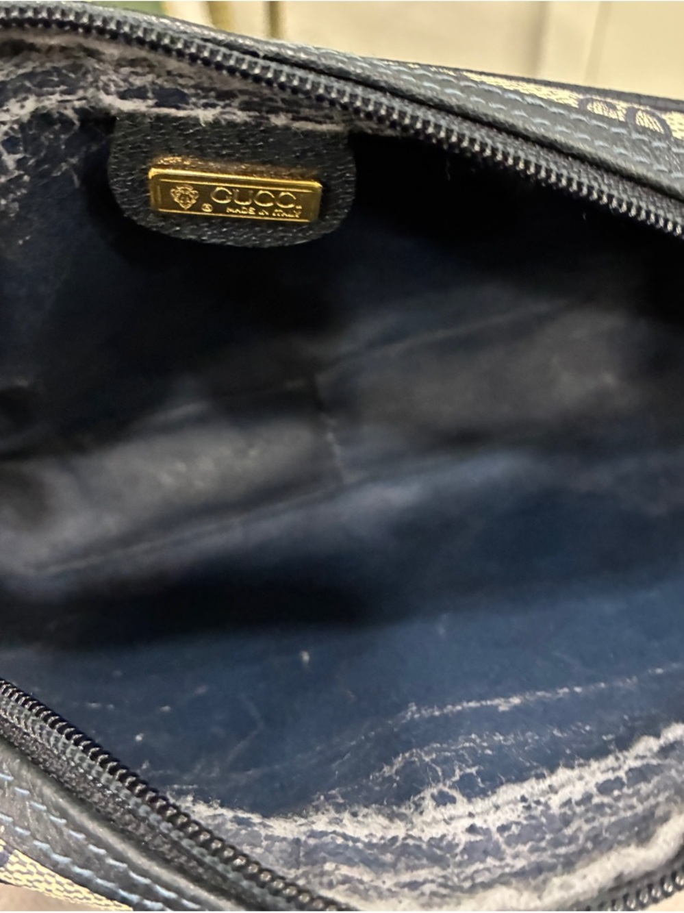 GUCCI
Vintage Wristlet Bag used condition - Picture 9 of 12